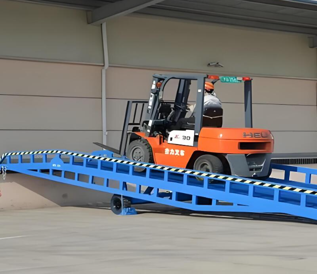 博厚镇移动式卸货平台（叉车用）
